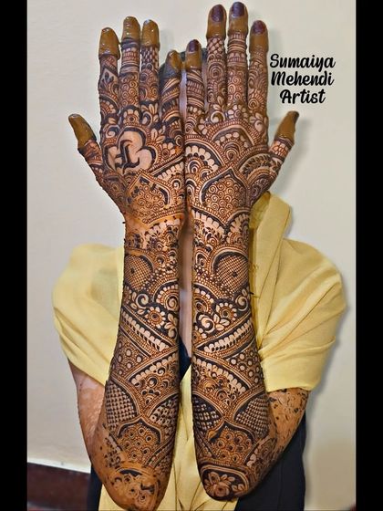 This is a great example of a full coverage Pakistani bridal design. The patterns are bold and flowing, with initials customized on the palm for a personal touch.
