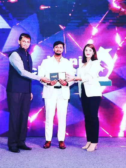 Receiving the Iconic Achievers Award 2022 from actress Pooja Gor and former cricketer Sandeep Patil. This award highlights my position as a trusted consultant for businesses.