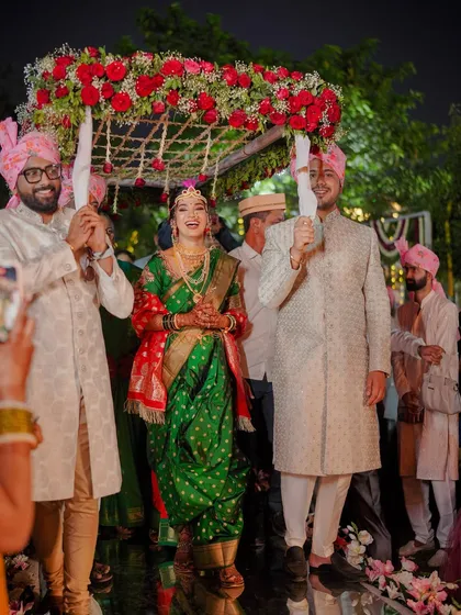 The grand entrance of my bride Vaishnavi for her Maharashtrian wedding. She wore a traditional green Navari saree, and I created a look with classic winged liner and a radiant base to match the elegance of the occasion.