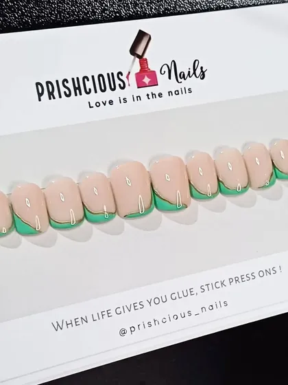 A basic but beautiful set of press-on nails. This design features a modern abstract line in green and gold on a nude base.