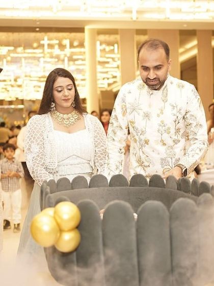 A grand entrance for the little star. The baby is brought in a beautiful cradle filled with a cloud of dry ice, creating a magical and unforgettable moment for everyone present.