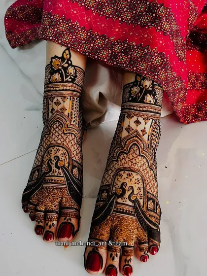 Another shot of the peacock feet design, this time against a different background. The design remains stunning and eye-catching.