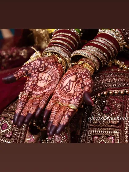 I love adding personal touches like the bride and groom's initials. This design shows the beautiful dark stain of the henna, with the initials 'AJ' and 'Batin' elegantly placed for a memorable touch.