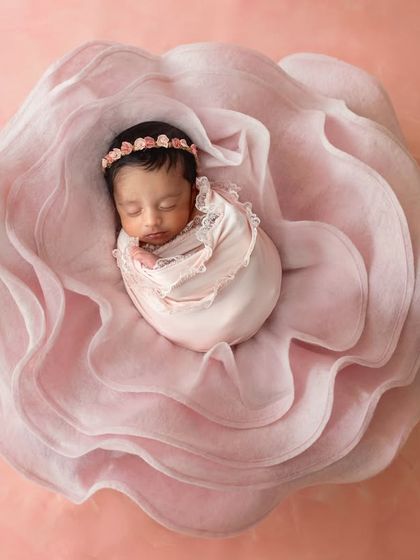 This is a twin version of my popular "bloom" setup. Learning to adapt single-baby poses for two is a key part of the workshop, allowing you to create stunning images like this one.