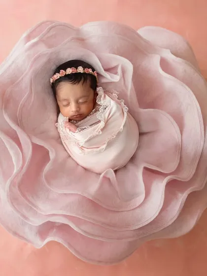 This is a twin version of my popular "bloom" setup. Learning to adapt single-baby poses for two is a key part of the workshop, allowing you to create stunning images like this one.