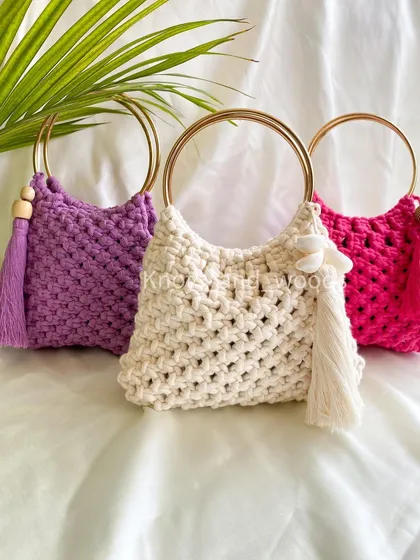 So many colors to choose from! 🤩 These are my chic macrame handbags with metal ring handles. I love how versatile they are, and you can customize them with tassels, wooden beads, or even sea shells. Pictured here in purple, off-white, and hot pink, but I have over 20 other shades available.
