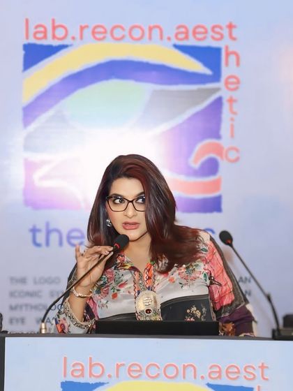 Engaging with an audience of oculoplastic surgeons, I emphasized the importance of a collaborative approach to achieve the best aesthetic and functional outcomes for patients.