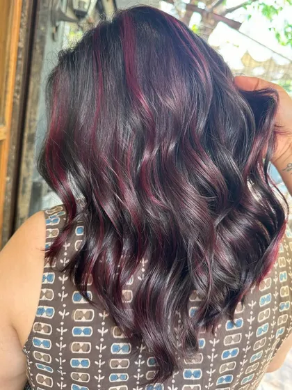 'Fiddle Rose' vibes with this beautiful burgundy. This is a non-bleach color that still gives a rich, wine-toned result.