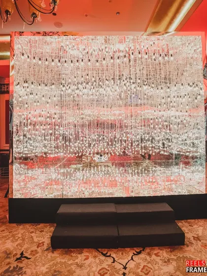 The infinity box installation itself. This custom-built structure is a photo booth and a decor piece in one, guaranteed to be a highlight of your event.