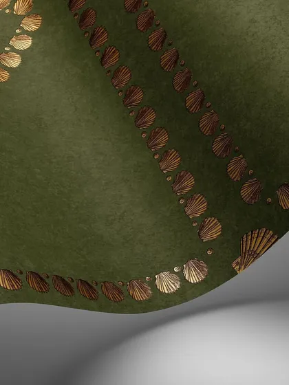 A rich, olive green version of the Conchiglie wallpaper. The warm metallic shells pop against the deep green background, creating a look that is both opulent and grounded in nature.