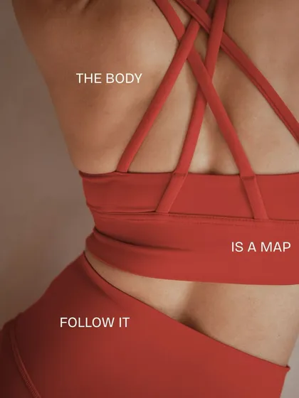 I encourage you to listen to your body as if it were a map. This close-up highlights the engagement of back muscles in a pose, a reminder to pay attention to the signals your body sends during your practice.