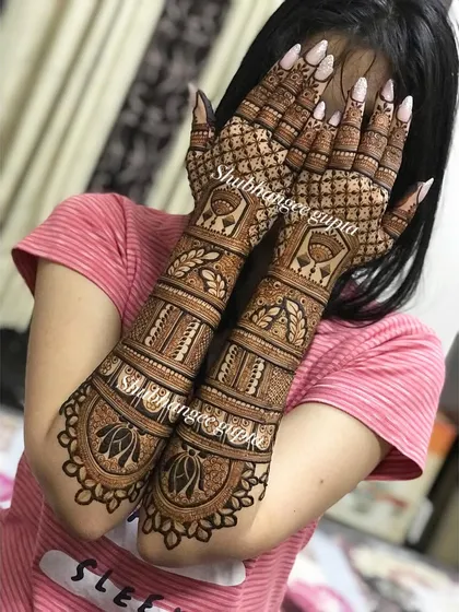 This engagement bridal design for the back of the hands features simple yet elegant motifs. The clean lines and balanced composition make it a very pretty choice.
