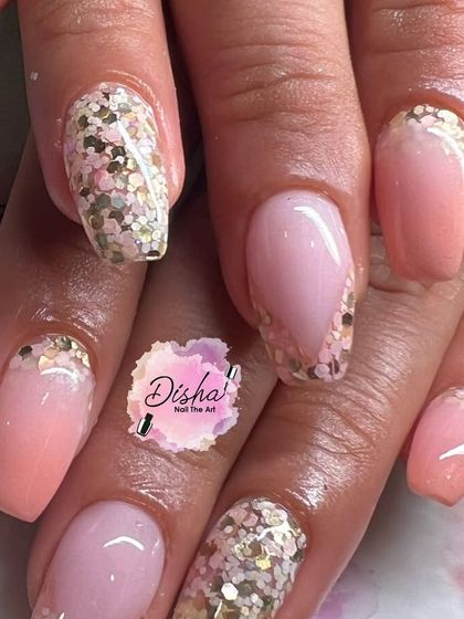 Some Valentine's Day inspiration. This set features a mix of glitter and soft pink for a romantic and glamorous look.