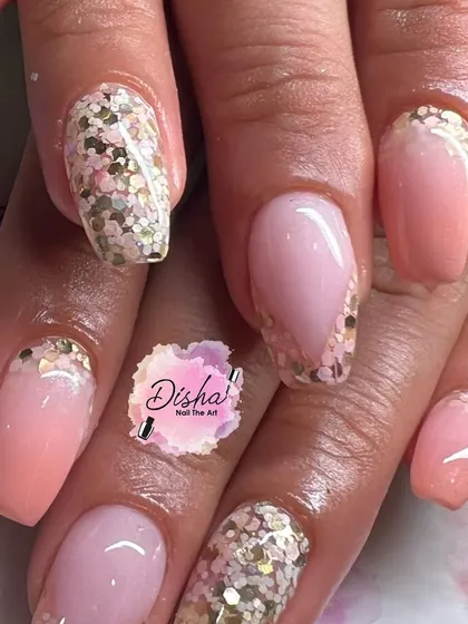 Some Valentine's Day inspiration. This set features a mix of glitter and soft pink for a romantic and glamorous look.