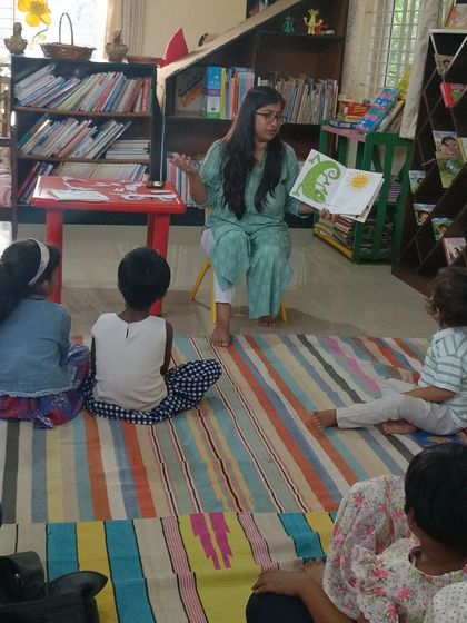 A storyteller introduces a story about a chameleon, a great opportunity to talk about colors and self-acceptance.