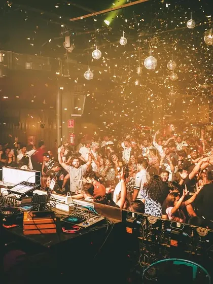 The peak moment of Chayageet Night. A full house, confetti cannons, and non-stop retro Bollywood hits made for a magical and nostalgic Sunday night.