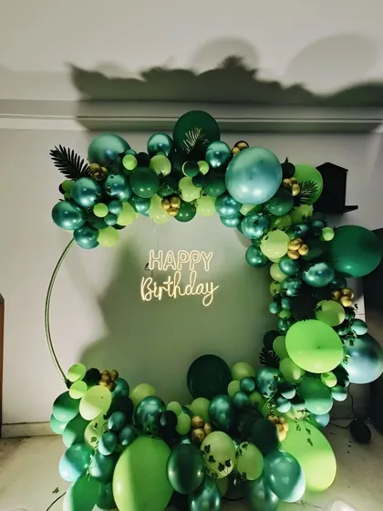 Another shot of the all-green balloon decoration, showing its rich and vibrant tones.