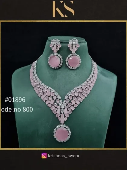 This American diamond set in a soft baby pink is perfect for a more delicate and romantic look. It's a great choice for a daytime event or a bridesmaid.