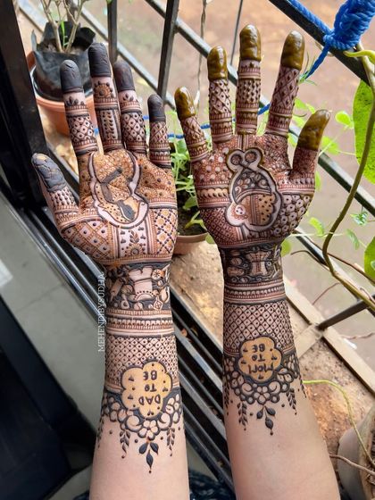 A whimsical baby shower design featuring a cute mouse on the palm and "Mom to be" and "Dad to be" motifs on the arms. It's a fun and unique way to celebrate the new arrival.