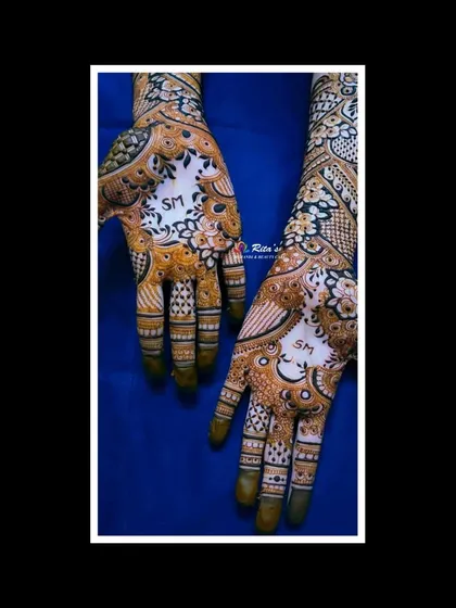 The full view of the palms with the couple's initials.