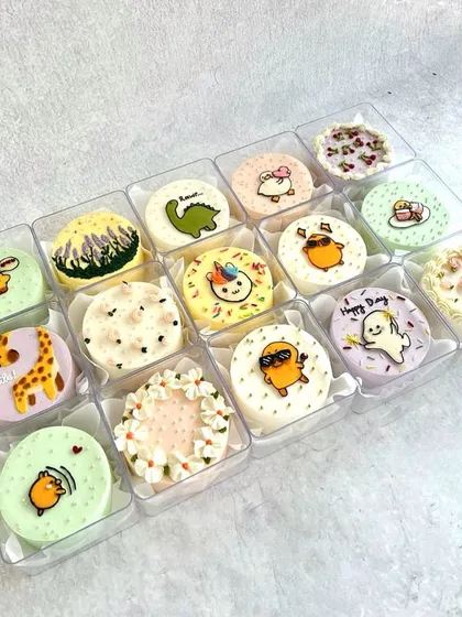 Another daily assortment of mini bento cakes, featuring a giraffe, a ghost, and a unicorn.