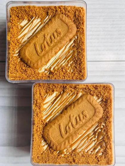 My Choco Biscoff Mousse Cake tub is pure heaven. I layer rich chocolate cake with a velvety Lotus Biscoff mousse, a swirl of Biscoff spread, and crunchy Biscoff crumbs.