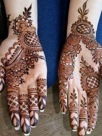 A delicate and lacy design for the back of the hands, perfect for an engagement or special party.