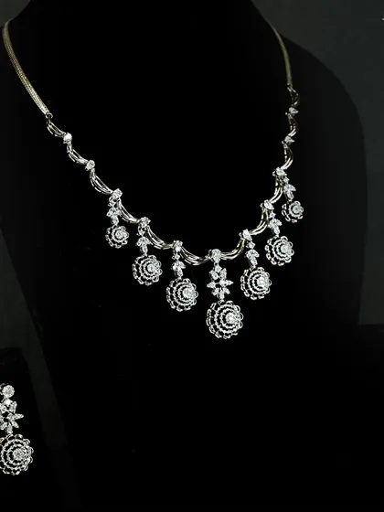 When the occasion calls for grace, this set is the answer. Designed with dainty floral diamonds and soft golden accents, it’s made for moments you’ll cherish forever.
