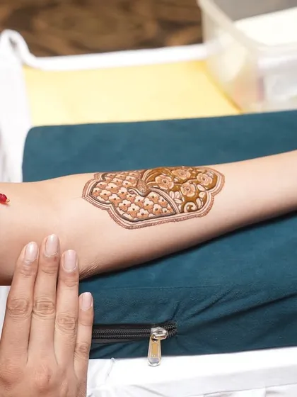 The finished demo piece on the model's arm from the seminar.