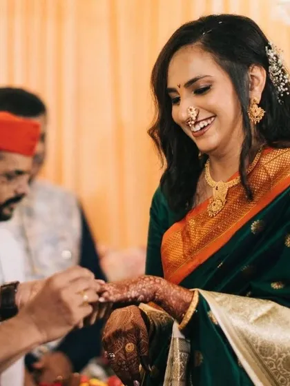 A candid moment from a Maharashtrian engagement ceremony. I created a fresh, traditional look with classic winged eyeliner and a simple bindi, complemented by a soft, half-up hairstyle perfect for the occasion.