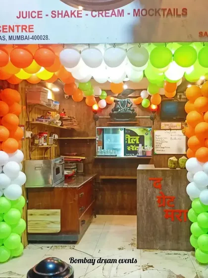 I help local shops celebrate national holidays in style. This juice center in Mumbai got a festive makeover with a full tricolor balloon arch, creating a vibrant entrance for Republic Day.