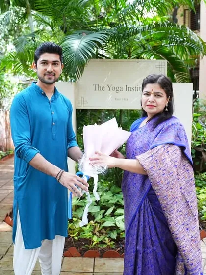 Shri Hrishi ji Yogendra welcoming Smt. Poonam Mahajan ji to The Yoga Institute. Her visit was filled with warmth and positivity, reinforcing our shared mission.