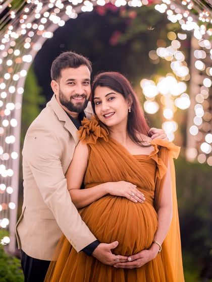 A happy portrait of an expecting couple in our light tunnel, a perfect setting for a joyous and memorable maternity shoot.