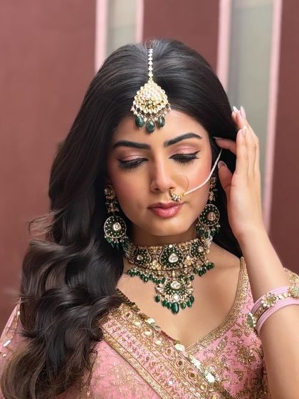 A close-up of the voluminous waves. I teach the technique of setting the hair to achieve this kind of lasting volume and defined wave pattern.