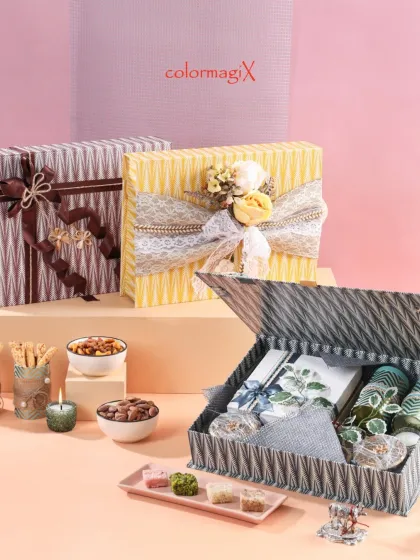 An open view of our striped box, revealing a thoughtfully arranged interior. The design ensures that the gifts inside are presented beautifully and securely.