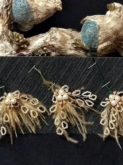 This set of three individual fluttery feather accessories in gold is perfect for adding a warm, delicate touch to your hairdo.