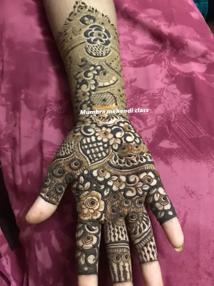 This is a beautiful Kundan-style design, which mimics the look of Indian jewelry. It's a very popular and impressive technique to learn.