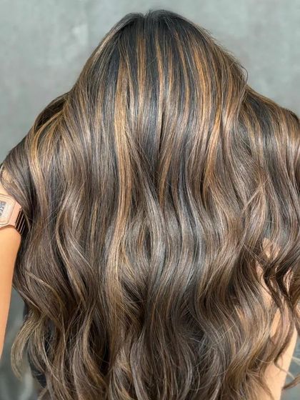 Girls with colored hair are gypsy souls. This look features beautiful highlights and voluminous waves.