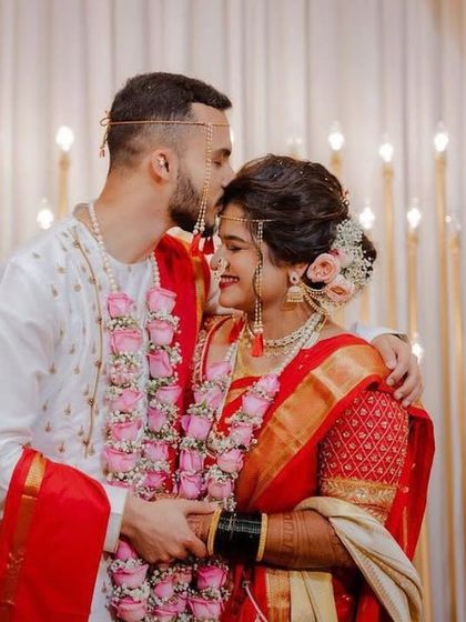 The soft, romantic bun adorned with fresh roses is the perfect finishing touch for this Maharashtrian bride.