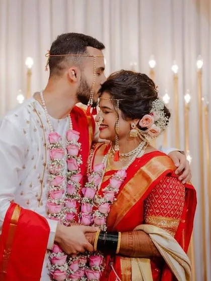 The soft, romantic bun adorned with fresh roses is the perfect finishing touch for this Maharashtrian bride.