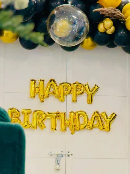 An elegant black and gold balloon garland for a sophisticated birthday celebration. This theme is great for teens or adults, adding a touch of glamour to the party decor.