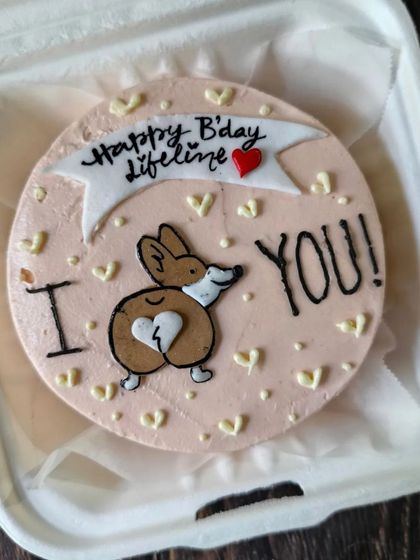 A cheeky and adorable design for a corgi lover. This bento cake features a cute corgi butt illustration with the message "I ♥ YOU!", perfect for a lighthearted birthday or anniversary.
