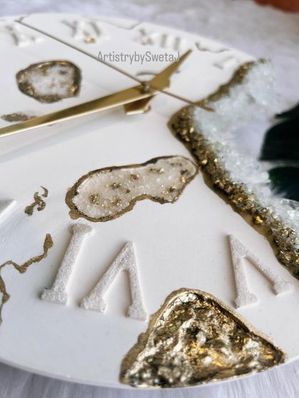 This isn't just a clock, it's a blend of craftsmanship and nature. The geode element cuts through the clock face, creating a unique and artistic design.