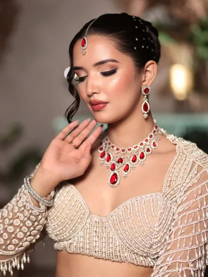 Elegance in every detail. This engagement look features soft, glowing makeup with a classic red and diamond jewelry set, creating a timeless and beautiful style.