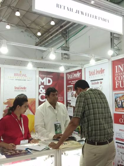 A look at the bustling environment of the IIJS Premiere 2022 jewellery show. I am experienced in managing booth interactions and keeping the energy up even during the busiest hours of an expo.