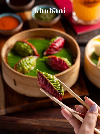 Indulge in the flavors of refinement with our Mona Lisa dumplings. A delicate balance of cilantro and chicken, steamed to perfection, delivering a taste that is as sophisticated as it is delicious.