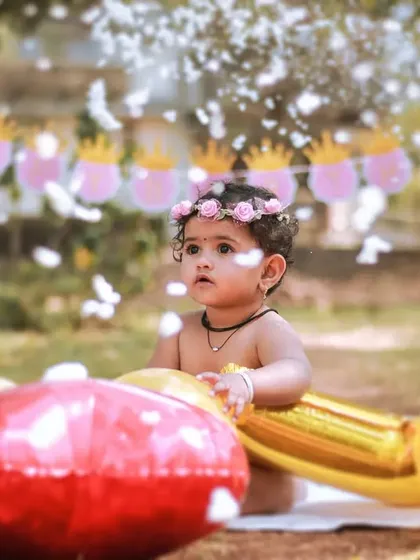 A magical outdoor scene with confetti and balloons. I create festive and dynamic environments for pre-birthday shoots that result in truly special and lively photographs.
