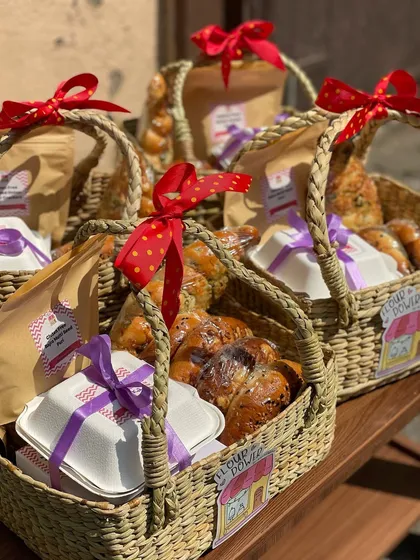 I also create custom bread baskets for out-of-station delivery. These baskets were filled with an assortment of my freshly baked breads and snacks, carefully packed for travel from Mumbai to Surat.