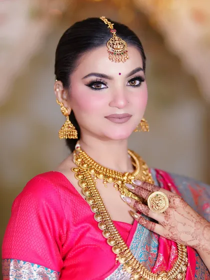 A glimpse of the classic South Indian bridal look we created. The focus here is on sharp, defined eyes with a winged liner, a clean base, and traditional gold jewelry that makes the bride look absolutely regal.