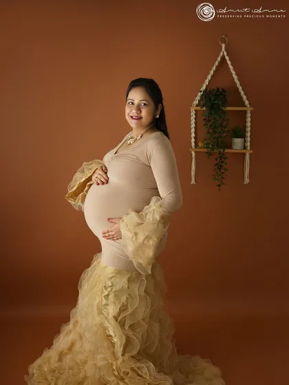 Here, the expecting mother is the complete focus, framed beautifully against the solid-colored backdrop. My wall system is perfect for these kinds of solo maternity portraits, ensuring a smooth and professional finish every time.